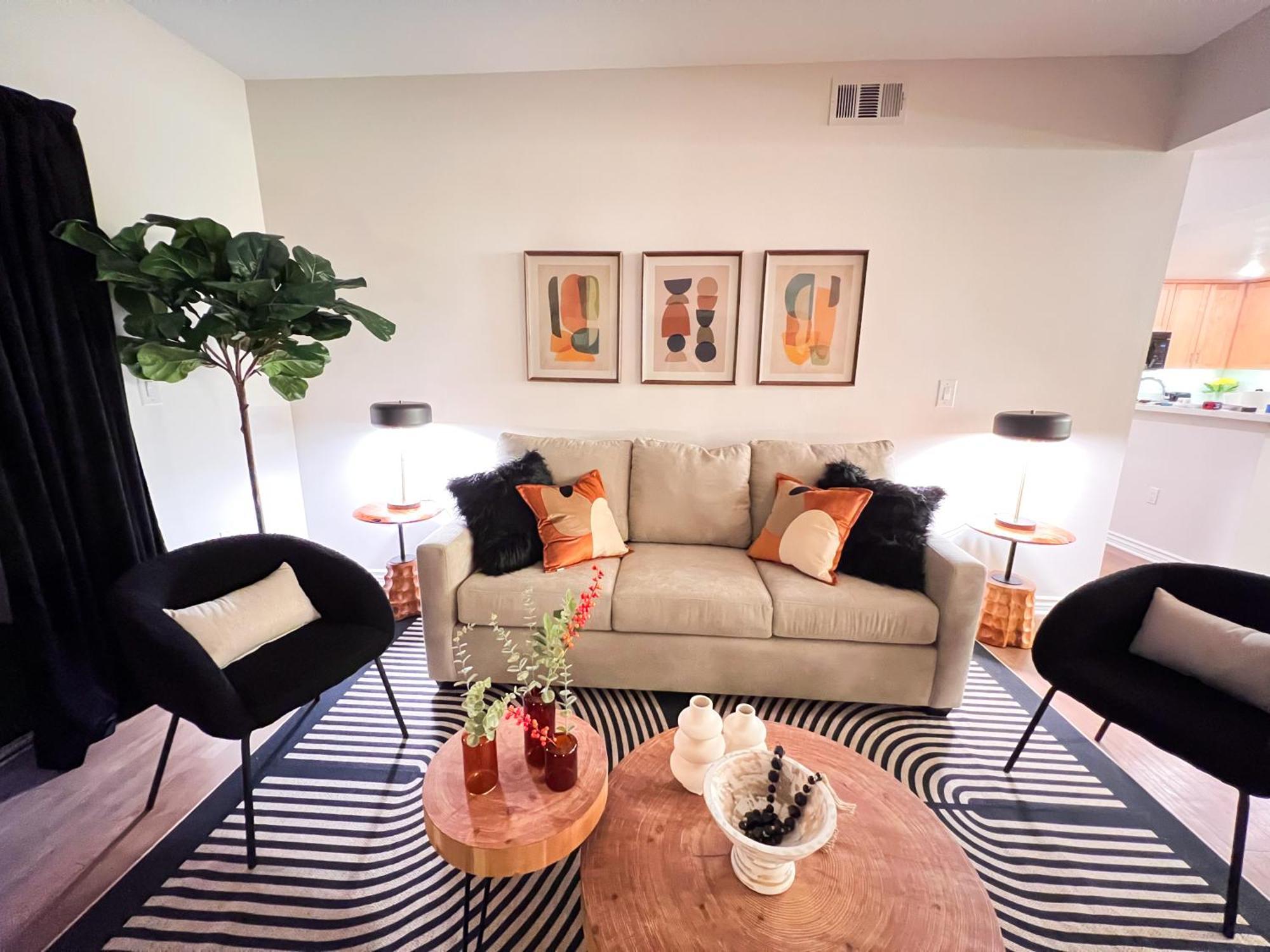 Beautiful 2 Bd 3 Beds In Heart Of Encino 105