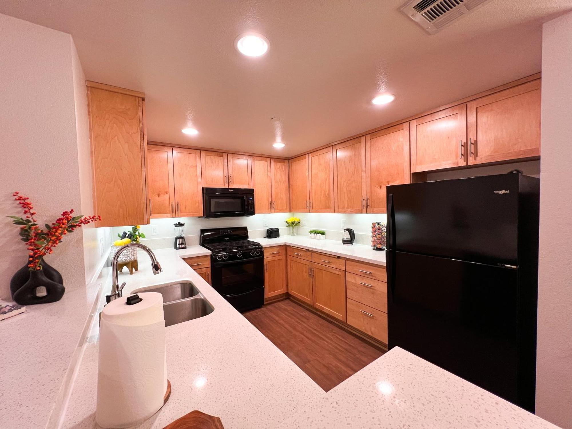 Beautiful 2 Bd 3 Beds In Heart Of Encino 105 *