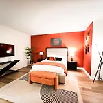 Beautiful 2 Bd 3 Beds In Heart Of Encino 105