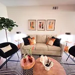 Beautiful 2 Bd 3 Beds In Heart Of Encino 105