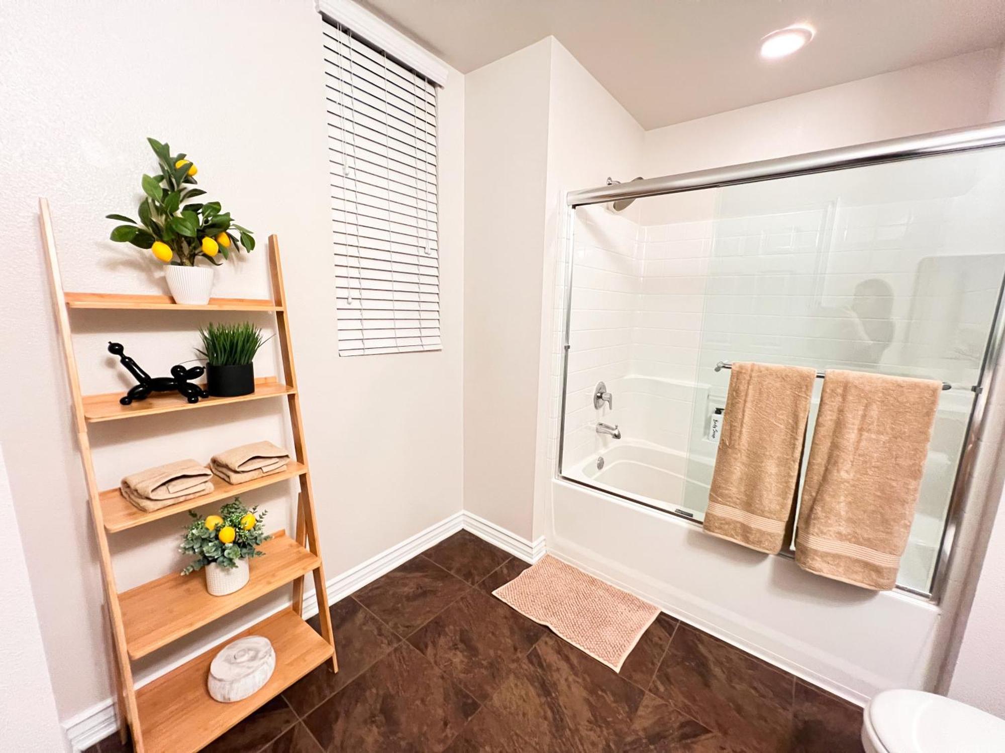 Beautiful 2 Bd 3 Beds In Heart Of Encino 105 Los Angeles