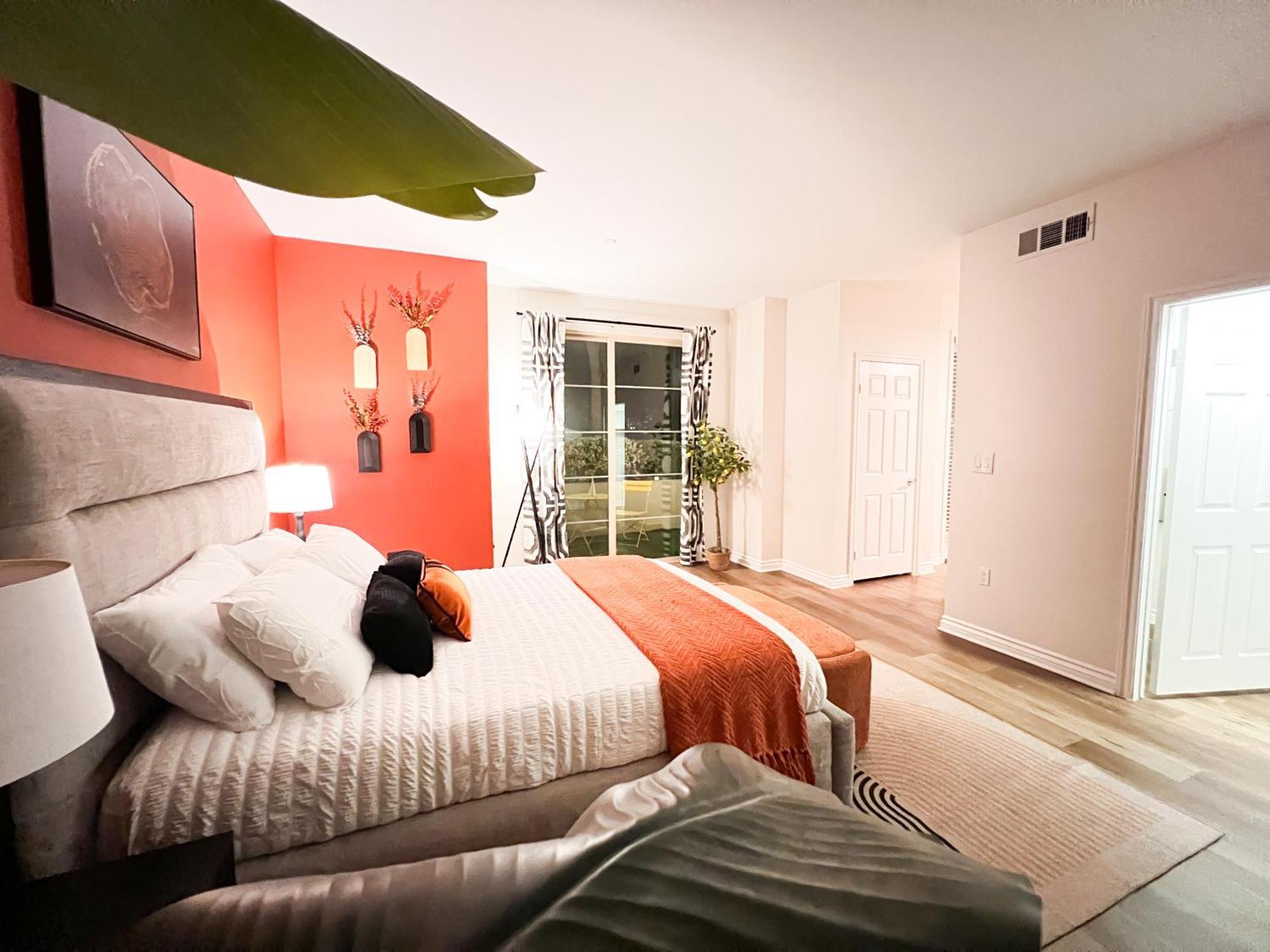 Beautiful 2 Bd 3 Beds In Heart Of Encino 105 Apartment